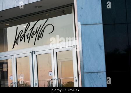 Un cartello con il logo all'esterno di un negozio Lord & Taylor a Sterling, Virginia, il 13 maggio 2020. Foto Stock