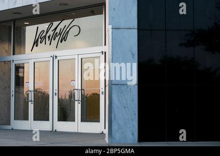 Un cartello con il logo all'esterno di un negozio Lord & Taylor a Sterling, Virginia, il 13 maggio 2020. Foto Stock