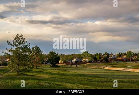 Paesaggio panoramico lungo il sentiero del quartiere nella zona residenziale di West Tall Gate Creek ad Aurora, Colorado Foto Stock