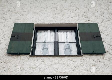 Finestra a strisce verdi e nere di una tradizionale casa bavarese a Garmisch-Partenkirchen, Germania Foto Stock