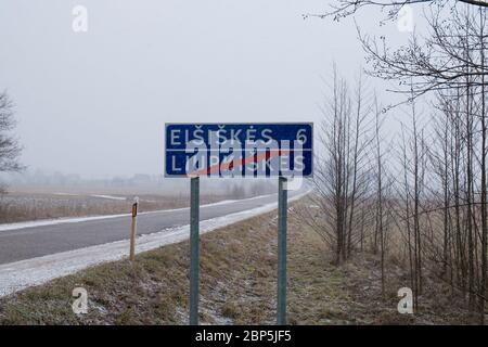 Una strada, segnaletica autostradale che indica l'ingresso della città. A Eišiškės, Lituania. La città è la fonte per la sala di installazione delle fotografie dell'unità Foto Stock