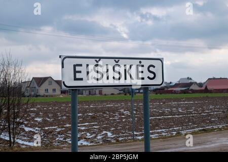 Una strada, segnaletica autostradale che indica l'ingresso della città. A Eišiškės, Lituania. La città è la fonte per la sala di installazione delle fotografie dell'unità Foto Stock