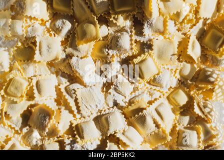 Processo di produzione di ravioli, tortellini e cappelletti, pasta fresca tipica italiana - cesto pieno di pasta fresca Foto Stock