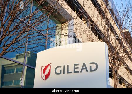 Il segno Gilead è visto presso la sede centrale della società biofarmaceutica americana Gilead Sciences, Inc. A Foster City, California, l'8 febbraio 2020. Foto Stock