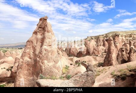 Fata camino o multitesta funghi di pietra nella Valle di Pasabag, Cappadocia, Anatolia, Turchia Foto Stock