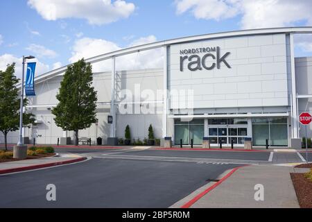 Portland, OR, USA - 6 maggio 2020: Chiuso il negozio Nordstrom rack a Portland, Oregon, durante la pandemia del coronavirus. Foto Stock