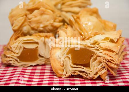 Pasta fritta con mela cotogna e batata tipica del sud america gastronomia Foto Stock