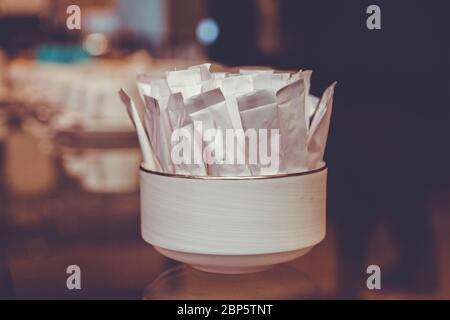 Confezione bianca per tagliare lo zucchero nel recipiente Foto Stock