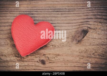 salute amore organo donazione famiglia assicurazione salute mondiale speranza gratitudine cosid-19 coronavirus sollievo / cuore su legno dare amore filantropia fare Foto Stock