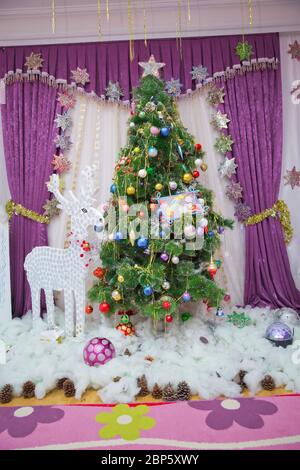 Decorazioni per il nuovo anno nell'asilo. Festa di compleanno di Capodanno . Baku, Azerbaigian . 10.01.2018 . Foto Stock