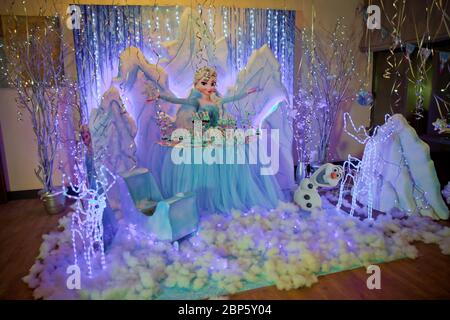 La magia del Frozen in un Candy Bar . Idee Frozen Party Birthday per Candy Bar . Baku, Azerbaigian . 16.12.2018 . Foto Stock