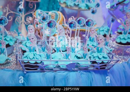 La magia del Frozen in un Candy Bar . Idee Frozen Party Birthday per Candy Bar . Baku, Azerbaigian . 16.12.2018 . Foto Stock