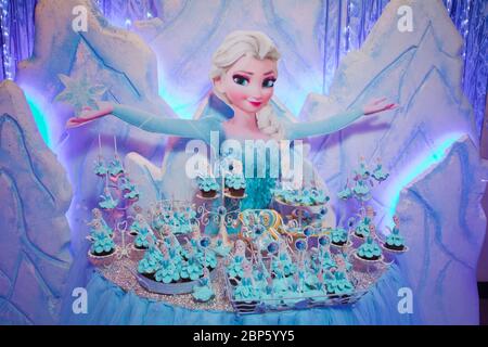 La magia del Frozen in un Candy Bar . Idee Frozen Party Birthday per Candy Bar . Baku, Azerbaigian . 16.12.2018 . Foto Stock