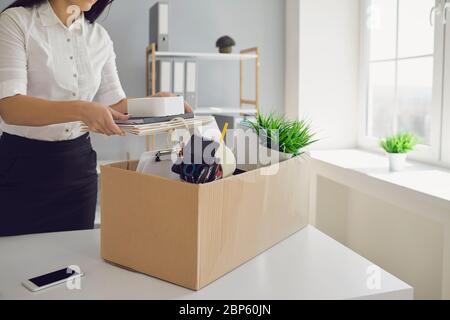 Disoccupazione licenziata donna d'affari turbato con una scatola di cartone lascia il posto di lavoro dall'ufficio della società. Foto Stock