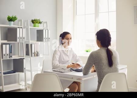 Medico e paziente in consultazione presso l'ufficio di clinica. Foto Stock