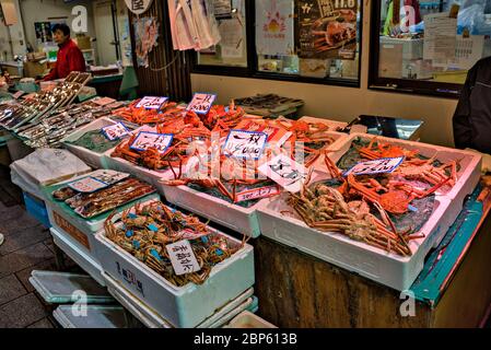 Pesce e frutti di mare nel mercato di Ochico, Kanazawa, Giappone Foto Stock