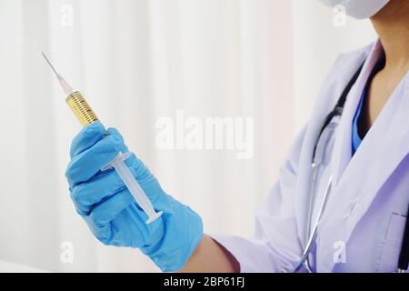 Dottore femminile che lavora in laboratorio per l'analisi del vaccino per la covid19 pandermica. Foto Stock