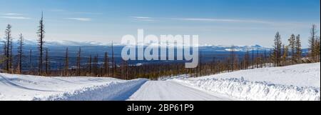 Paesaggio invernale con vista sulla catena montuosa Zverev, nel sud Yakutia, Russia Foto Stock