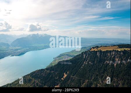 Vista da Niederhorn sul lago Thun, Spiez e Thun in una bella giornata di primavera Foto Stock