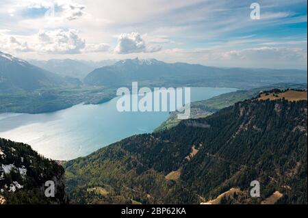 Vista da Niederhorn sul lago Thun, Spiez e Thun in una bella giornata di primavera Foto Stock