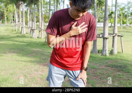 Sport uomo che soffre di dolore al petto attacco di cuore dopo la corsa. Foto Stock