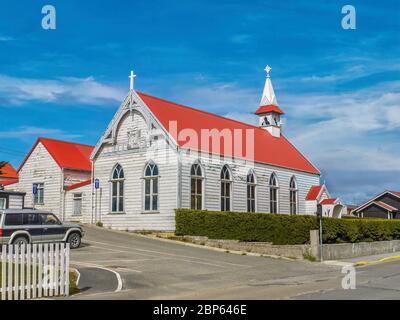 Una scena pittoresca a Stanley, Isole Falkland, con una vista esterna della Chiesa di Santa Maria, l'unica chiesa cattolica del territorio. Foto Stock