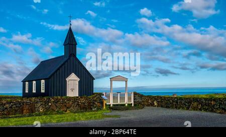 La chiesa nera di riferimento di Budir in bella luce estiva sera, sulla penisola di Snaefellsnes in Islanda occidentale. Foto Stock