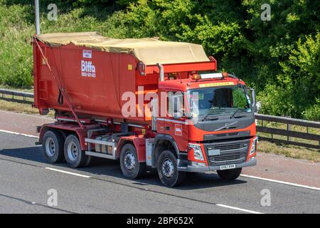 Autocarri per trasporto merci Biffa, rifiuti, veicoli per rifiuti, veicoli municipali, carretti per la polvere, carretti per la polvere rinnovati, trasporto di cassoni, rifiuti, trasportatore, rifiuti industriali, container, skip, macchinari pesanti, business, idraulico, camion di carico, trasporto, camion, cargo carrier. Red Volvo FM Vehicle, l'industria europea del trasporto commerciale sul M6 a Manchester, Regno Unito Foto Stock