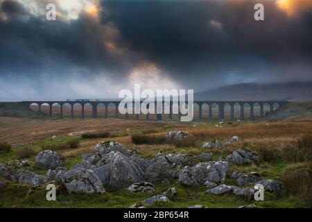 Viadotto a testa di nastro; treno sprinter espresso classe 158 della ferrovia nord che lavora il treno a Carlisle a Leeds sulla ferrovia Settle a Carlisle Foto Stock