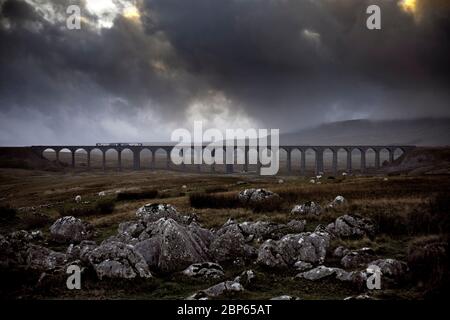 Viadotto a testa di nastro; treno sprinter espresso classe 158 della ferrovia nord che lavora il treno a Carlisle a Leeds sulla ferrovia Settle a Carlisle Foto Stock