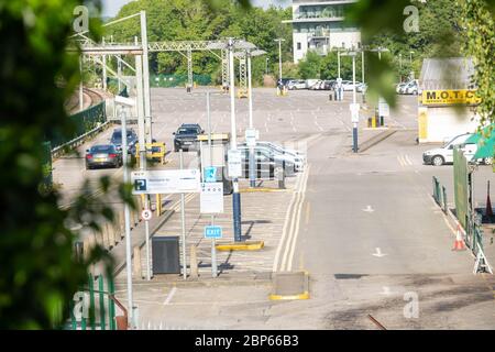 Brentwood Essex, 18 maggio 2020 polizia dei trasporti britannici in servizio alla stazione TFLrail di Brentwood Essex per controllare la folla UN vicino parcheggio di stazione vuota Credit: Ian Davidson/Alamy Live News Foto Stock