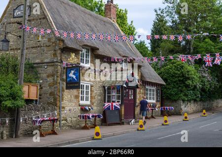 Ve Day 75 ° anniversario celebrazioni nel villaggio di Great Houghton, Northamptonshire, UK; White Hart pub con union jacks e bunting Foto Stock