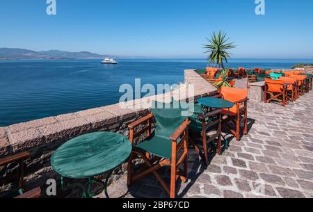 Via con caffè terrazze vicino al porto della città di Molyvos o Mythimna, Lesvos o Lesbos Island, Grecia. Foto Stock