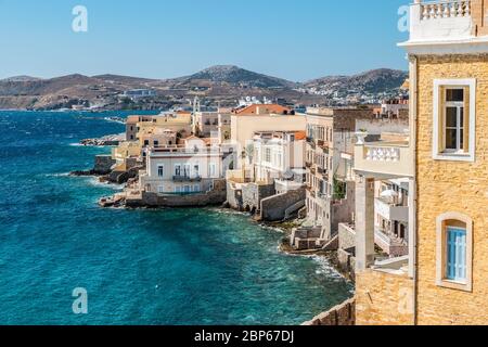 Vista sulla città di Ermoupoli, sull'isola di Syros, sul Mar Egeo, sulla Grecia. Foto Stock