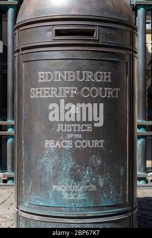 Cartello per la Corte di sceriffo di Edimburgo e la Corte di Giustizia della Pace su Chambers Street a Edimburgo, Scozia, Regno Unito Foto Stock