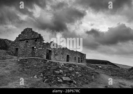 Le rovine di Surrender annuito Mill, Mill Gill, North Yorkshire, Inghilterra, Regno Unito in un giorno tempestoso. Versione in bianco e nero Foto Stock