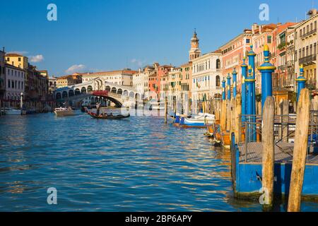 Gondola sul Canal Grande con il ponte di Rialto in background, Venezia, Italia Foto Stock