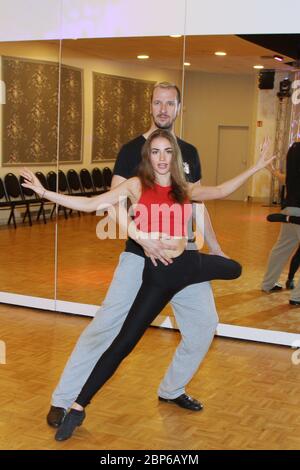 Pascal 'Pommes' galline, Ekaterina Leonova, formazione per Lets Dance, Scuola di ballo Ring 3 Poppenbuettel, Amburgo, 06.05.2019 Foto Stock