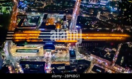 Vista aerea della stazione ferroviaria di Bochum di notte, piazzale della stazione di Bochum, volo notturno su Bochum, Bochum, zona della Ruhr, Germania Foto Stock