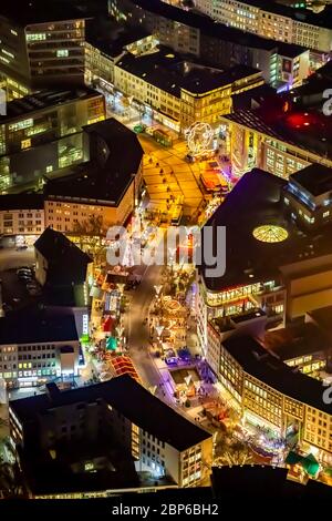 Vista aerea del centro di Bochum con mercatino di Natale, Bongardstrasse, volo notturno su Bochum, Bochum, zona Ruhr, Germania Foto Stock