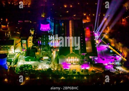 Vista aerea, illuminata, Sala del secolo illuminata, celebrazione DI 1LIVE, premiazione della corona 1live, volo notturno su Bochum, Bochum, zona Ruhr, Germania Foto Stock