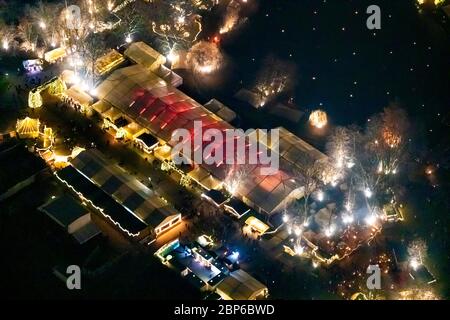 Veduta aerea, mondo medievale di Natale a Fredenbaumpark in Dortmund, torce e candele, Dortmund, Ruhr, Renania settentrionale-Vestfalia, Germania Foto Stock