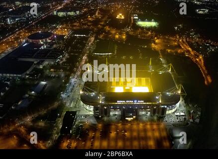 Vista aerea da Signal Iduna Park Dortmund, Westfalenstadion, BVB-Dortmund, Night shot, Dortmund, zona Ruhr, Renania Settentrionale-Vestfalia, Germania Foto Stock