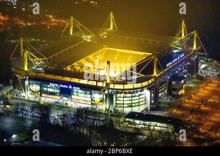 Vista aerea da Signal Iduna Park Dortmund, Westfalenstadion, BVB-Dortmund, Night shot, Dortmund, zona Ruhr, Renania Settentrionale-Vestfalia, Germania Foto Stock