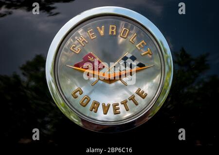 Berlino - Giugno 05, 2016: emblema della vettura sportiva Chevrolet Corvette C1), close-up. Foto Stock