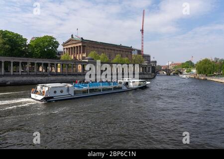 Berlino - Maggio 01, 2019: La Alte Nationalgalerie (vecchia galleria nazionale) e il fiume Sprea con un battello da diporto. Foto Stock