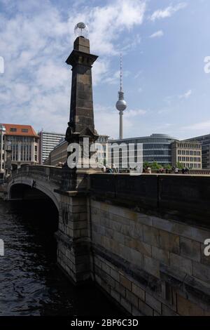 Berlino - Maggio 01, 2019: vista del Friedrichs Bridge e il fiume Sprea. Sullo sfondo la TV di Berlino (torre Fernsehturm). Foto Stock