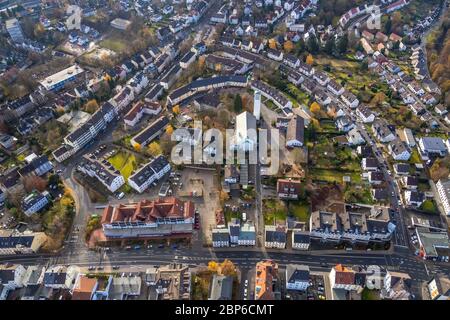 Vista aerea, zona residenziale, chiesa di Maria Königin, Schattekopf, asilo Maria Königin, Lüdenscheid, Märkischer Kreis, Sauerland, Renania Settentrionale-Vestfalia, Germania Foto Stock