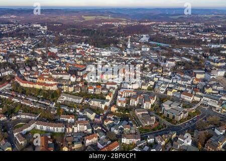 Vista aerea, vista sulla città con case residenziali ed edifici commerciali, PHÄNOMENTA Lüdenscheid, Lüdenscheid, Märkischer Kreis, Sauerland, Renania settentrionale-Vestfalia, Germania Foto Stock