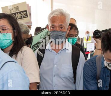 Hong Kong, Hong Kong, Cina. 16 maggio 2020. La democrazia 15 appare in West Kowloon Magistrates Court dopo i loro recenti arresti. Il gruppo comprende alcuni dei più significativi protagonisti della lotta per la democrazia a Hong Kong.LEUNG YIU-CHUNG arriva a corte.il gruppo comprende Cyd HoÂ Sau-lan, Martin Lee, Yeung Sum, Sin Chung-kai, Albert ho Chun-yan, Au NOK-Hin, Richard Tsoi, Margaret ng, Lee Cheuk-Yan, Leung Kwo, Hung, Chun-Chun, Chun-chun, Chun-yan Raphael Wong. Credit: Jayne Russell/ZUMA Wire/Alamy Live News Foto Stock